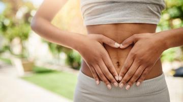 gert jan zag zijn levenskwaliteit stijgen nadat hij darmspoelen ontdekte - Darmspoelen bij darmproblemen bij personen met MS, een vrouw met haar handen in de vorm van een hartje op haar buik