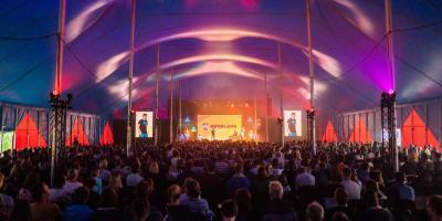 Activiteit Nerdland Festival - grote overdekte tent met live show