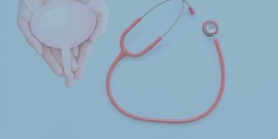 Twee handen die een tekening van een blaas vasthouden, met daarnaast een rode stethoscoop