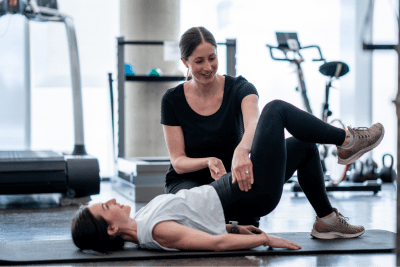 Kinesitherapie Het hielp Els van haar schaamtegevoel af - Kinesist en patiënt trainen op bekkenbodemspieren