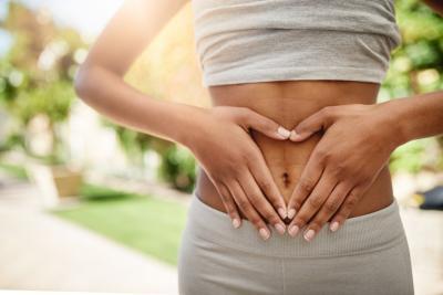 gert jan zag zijn levenskwaliteit stijgen nadat hij darmspoelen ontdekte - Darmspoelen bij darmproblemen bij personen met MS, een vrouw met haar handen in de vorm van een hartje op haar buik