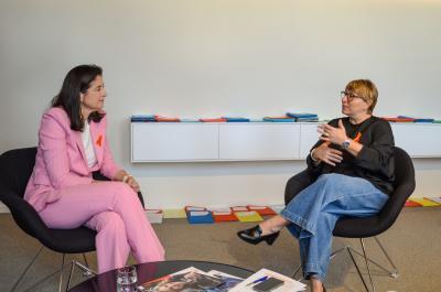 interview minister Gennez - Patient expert Inge en minister Gennez praten met elkaar