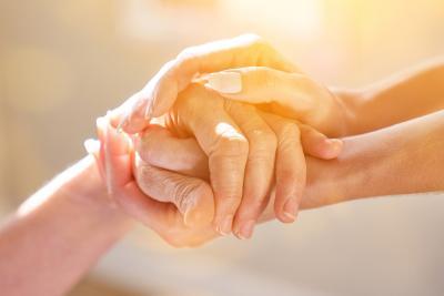Euthanasie bij MS - twee personen die elkaars handen vasthouden