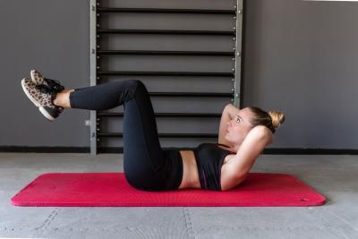 Kinesitherapie bij darmproblemen bij personen met MS - vrouw die buikspieroefeningen doet