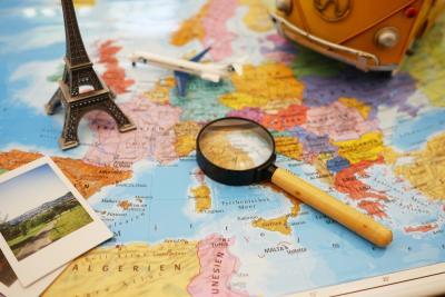Vrije tijd en vakantie met MS - Vakantie met MS - Kaart van Europa met polaroid foto's, mini-Eiffeltoren, modelvliegtuigje, loep en minibus