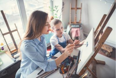 Vrije tijd en vakantie met MS - Vrije tijd met MS - vrouw die samen met haar dochter aan het schilderen is