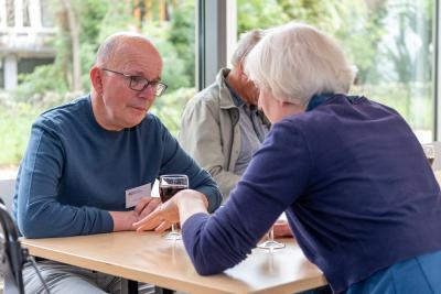 Help mee als organisatie - Twee personen in gesprek