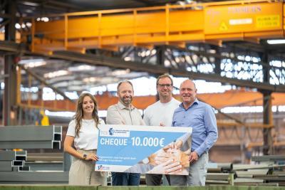 Help mee als organisatie - Elke van MS-Liga Vlaanderen neemt cheque van een bedrijfsactie in ontvangst
