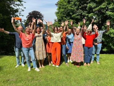Help mee als organisatie - Groep met oranje accenten voor Wereld MS-Dag