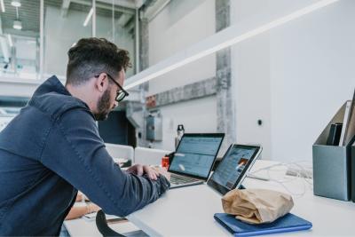 Je activiteiten als werknemer hernemen tijdens je arbeidsongeschiktheid - Persoon achter zijn laptop in kantooromgeving