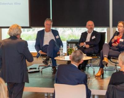 Professionals gaan in debat tijdens de academische zitting