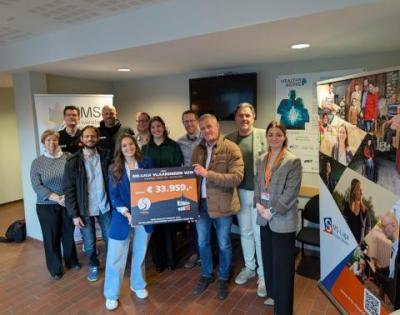 MoveS overhandigt de cheque aan Elke Saron
