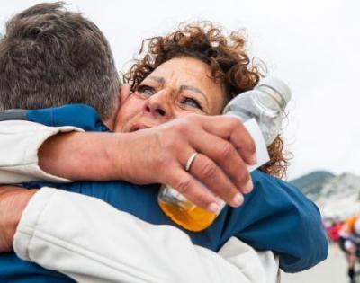 Thomas (deelnemer) en Greet (zijn moeder) geven elkaar een knuffel