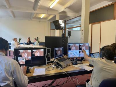 Technici zien er op toe dat de webinar vlot verloopt