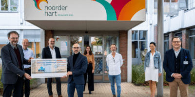 Professor Bart Van Wijmeersch overhandigt cheque aan toenmalig directeur van MS-Liga Vlaanderen