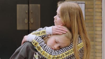 Lore en Jolien geven elkaar een knuffel