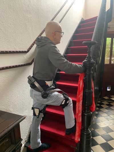 Dirk met exoskelet
