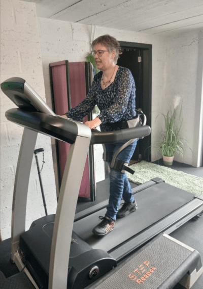 Krista met exoskelet