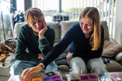 Lias en Ileana spelen een spel