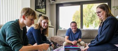 Familie met MS speelt samen een spel