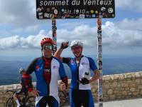 Een blik achter de schermen Klimmen Tegen MS 2023 - fietsers aan top van Ventoux