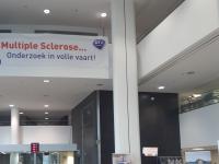 Enkele sfeerbeelden snoepverkoop - Standje snoepverkoop met banners en verkopers op de achtergrond