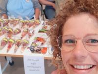 Enkele sfeerbeelden snoepverkoop - Verkopers met tafel vol snoep