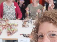 Enkele sfeerbeelden snoepverkoop - Verkopers met tafel vol snoep