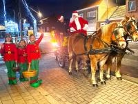 sandys kerststand kerstman komt aan
