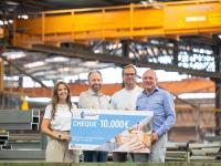 Help mee als organisatie - Elke van MS-Liga Vlaanderen neemt cheque van een bedrijfsactie in ontvangst
