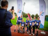 Help mee als organisatie - Een loopgroepje wordt gefotografeerd op een event ten voordele van MS-Liga Vlaanderen